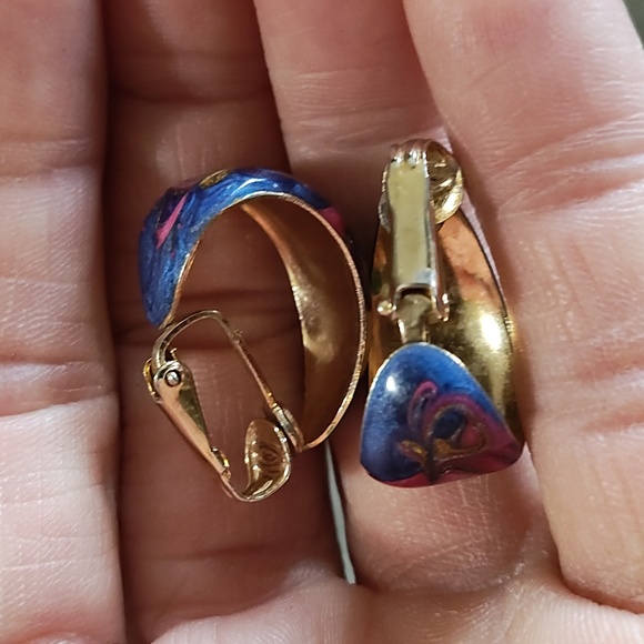 VINTAGE MULTICOLORED SWIRLED ENAMEL GOLD-TONE HALF HOOP LEVERBACK 1" EARRINGS - Picture 8 of 9